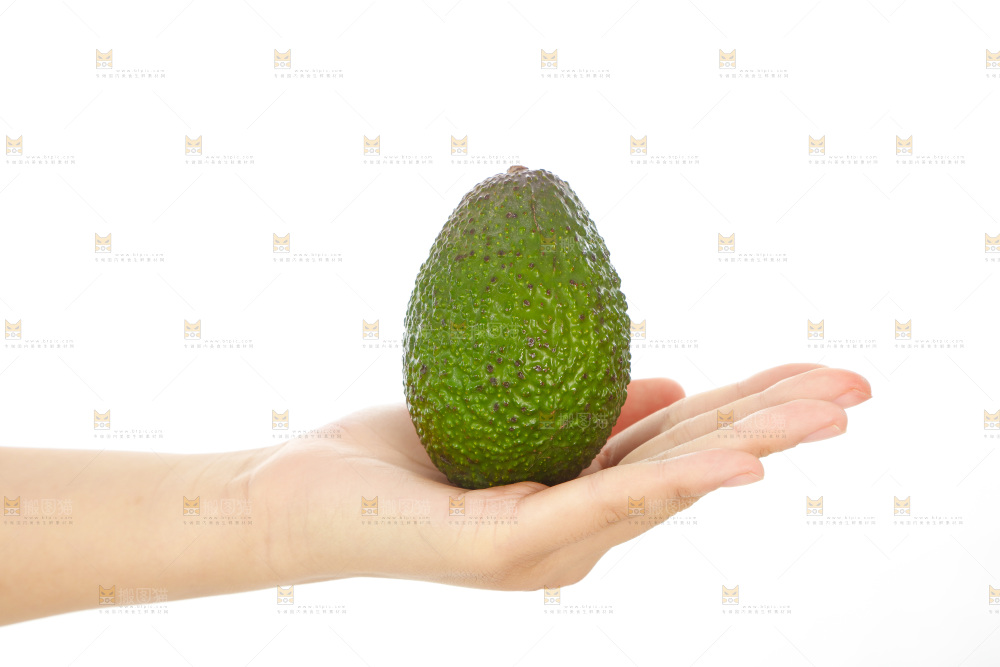 手里拿着牛油果