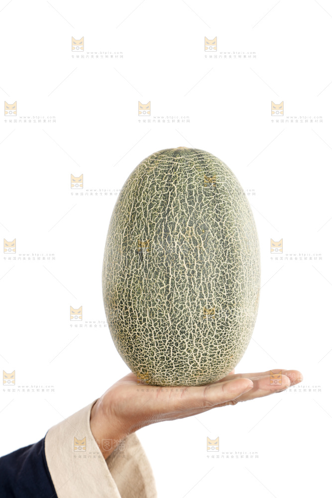 手里拿着哈蜜瓜