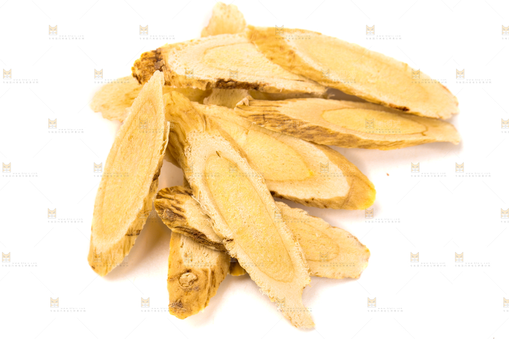 白底上摆放着黄芪