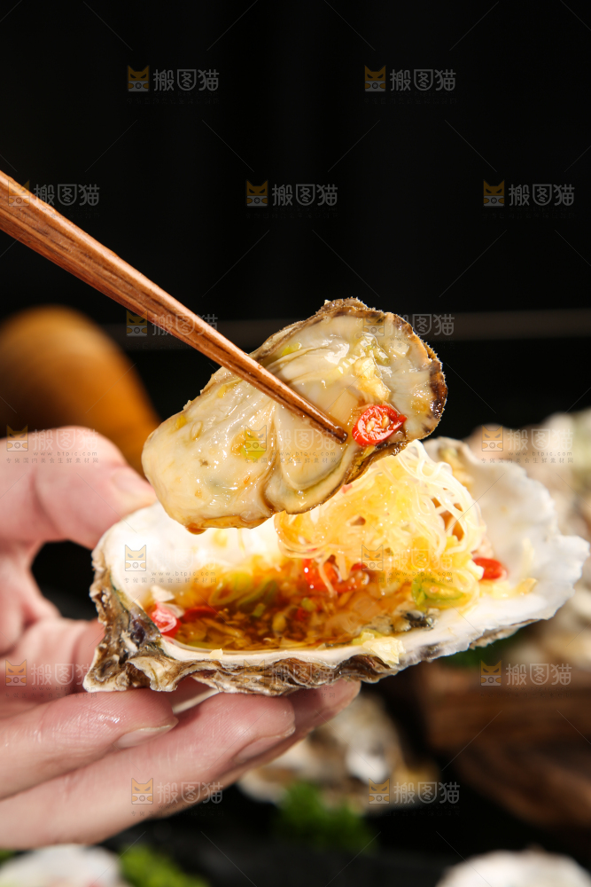 筷子夹着生蚝粉丝