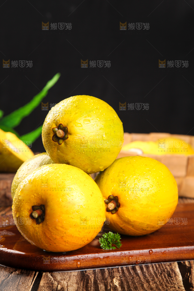 木板上放着海南鸡蛋果