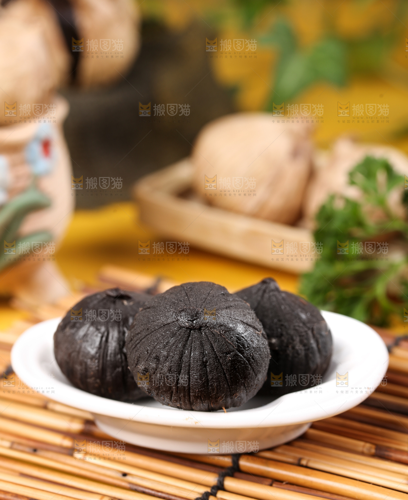 竹底上放着一盘黑蒜