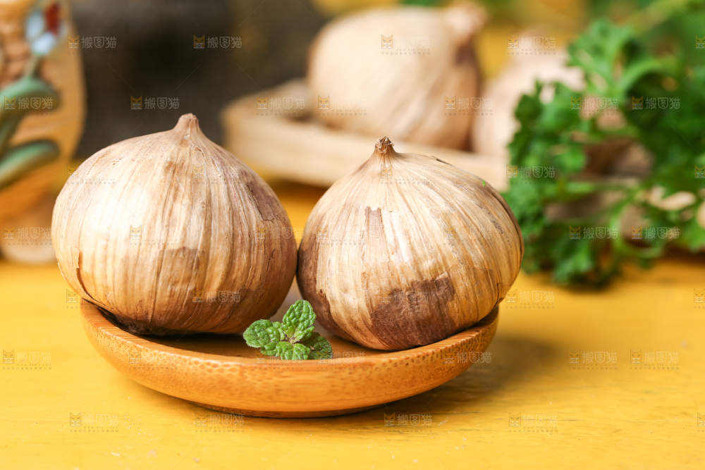 盘子里装着发酵黑蒜