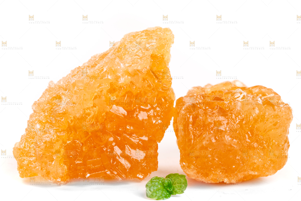 白底上摆放着黄糖块
