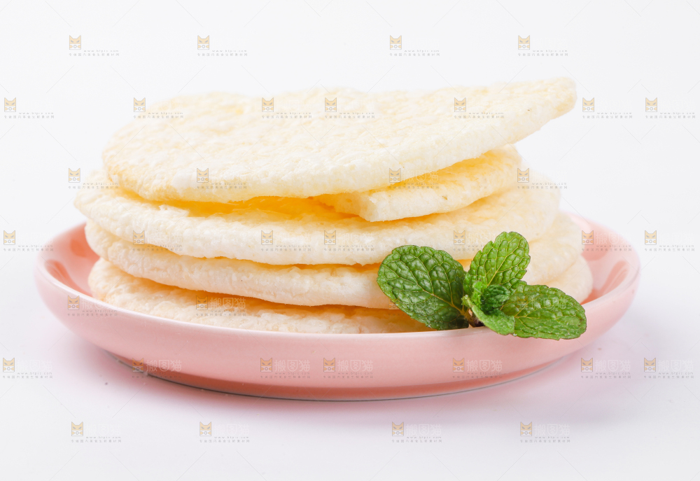 碟子里放着米饼