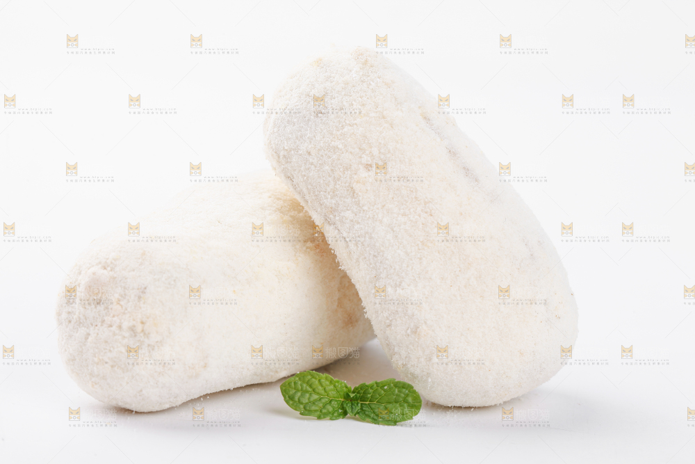 白底上摆放着雪枣