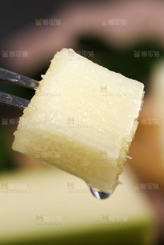 叉子叉着一块甘蔗