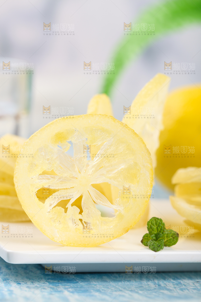 石板上放着干片柠檬干