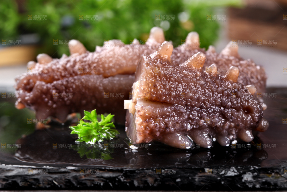 黑石板放着切开的海参