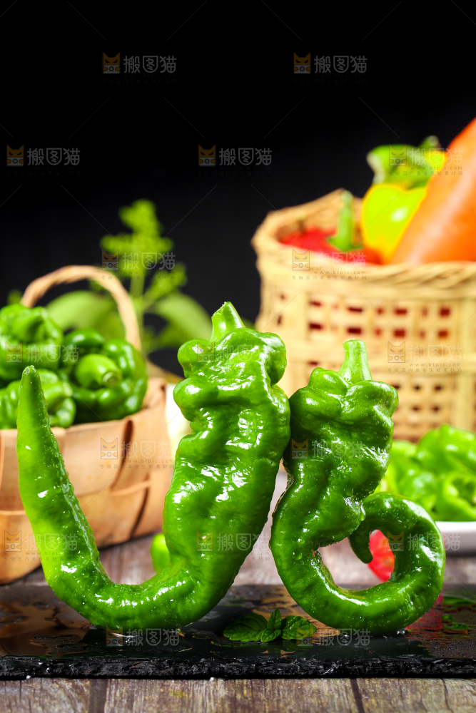 黑石板上的螺丝椒