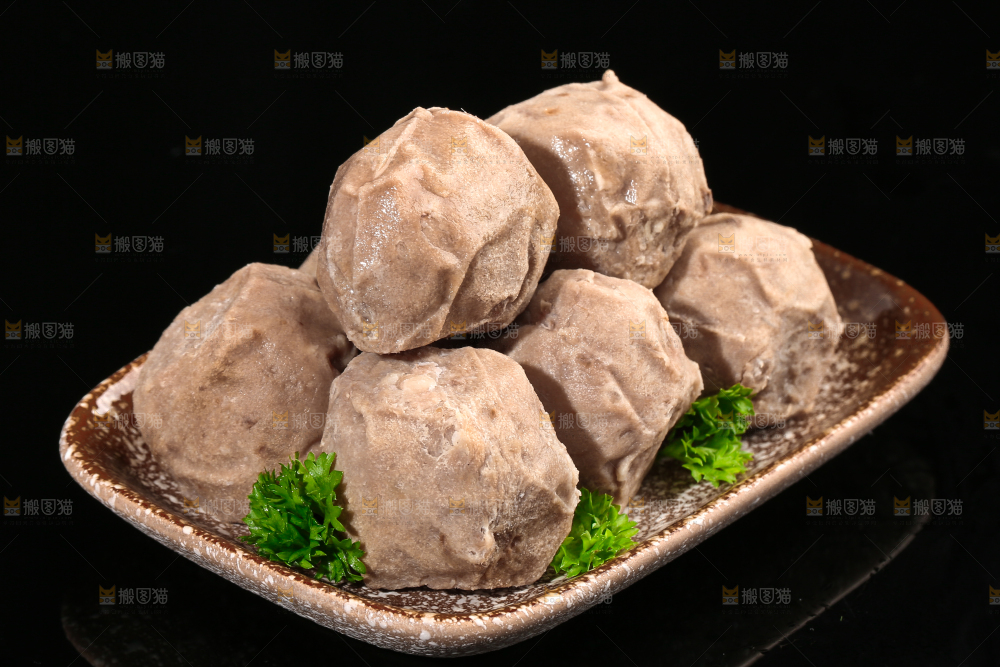 一盘潮汕牛肉丸放在黑底上