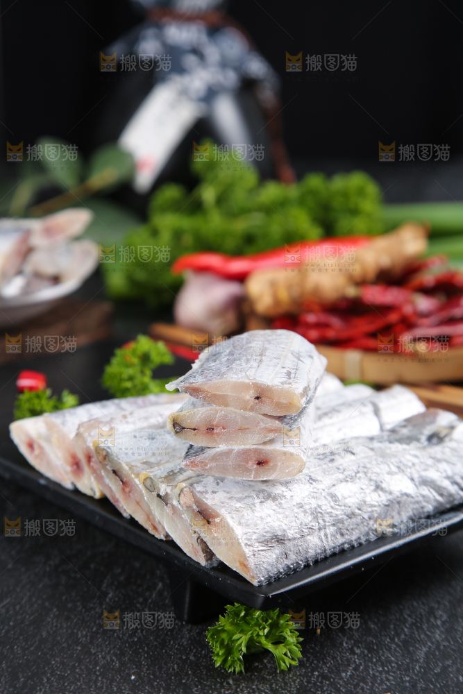 黑石板上放着一盘舟山刀鱼段