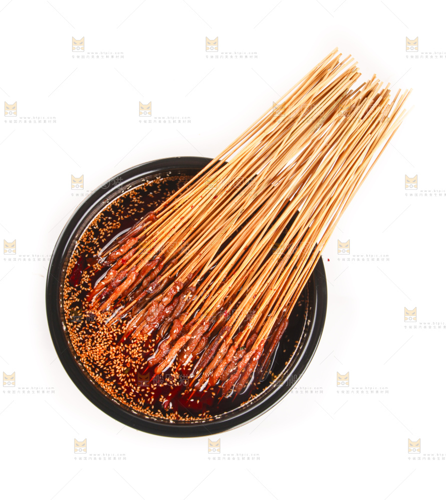 白底上的肉串