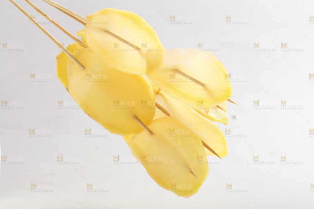 白底上放着土豆串