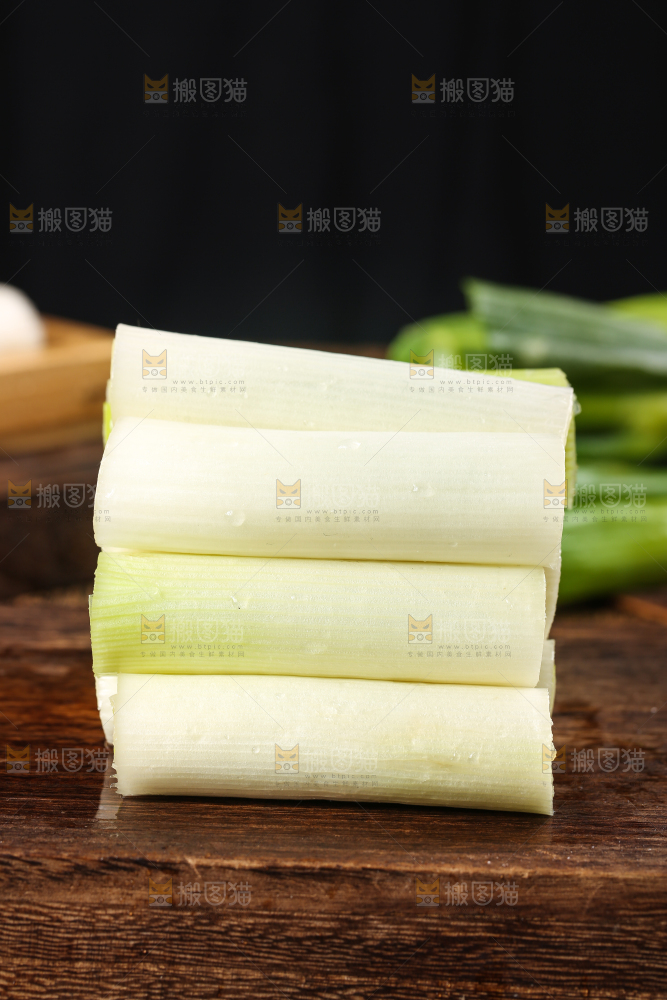 木底上的大葱