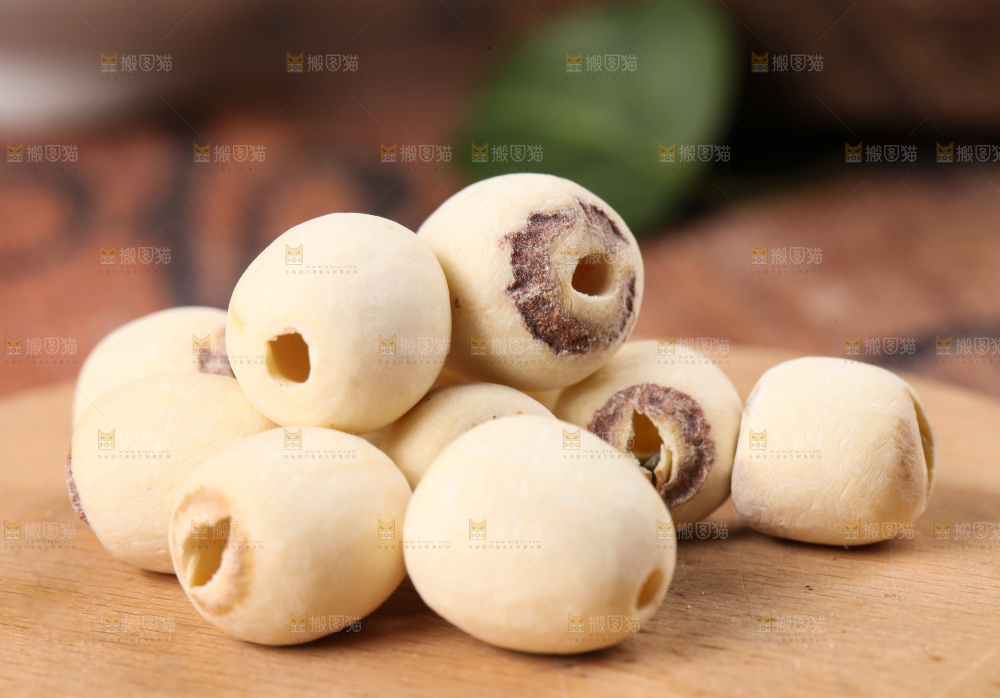 木板上放着九鲤湖白莲子