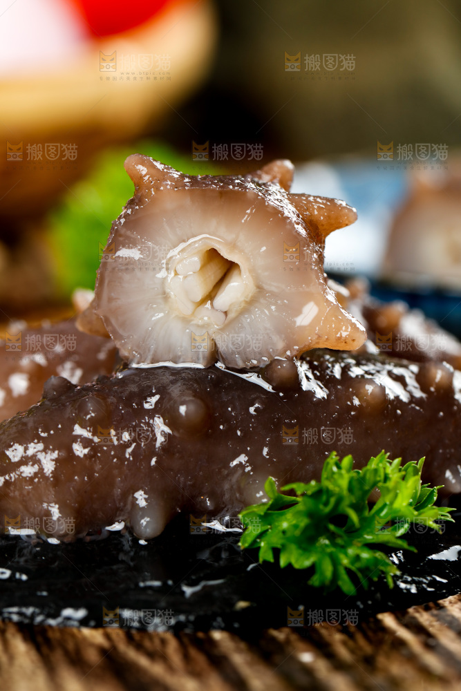 黑石板上的海参