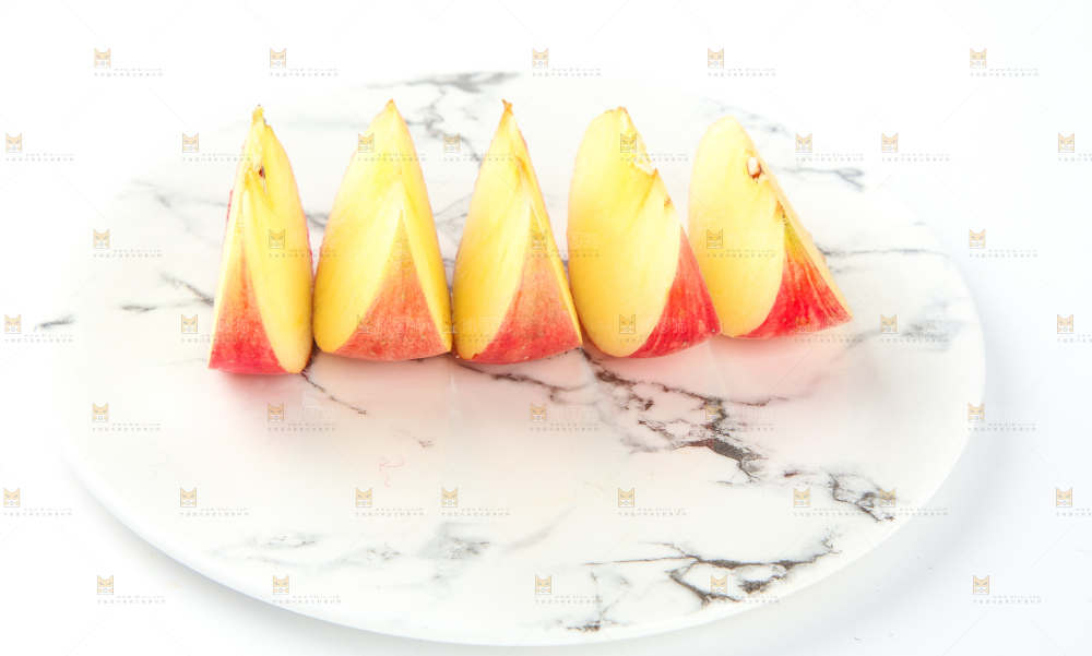 浅底上摆放着苹果