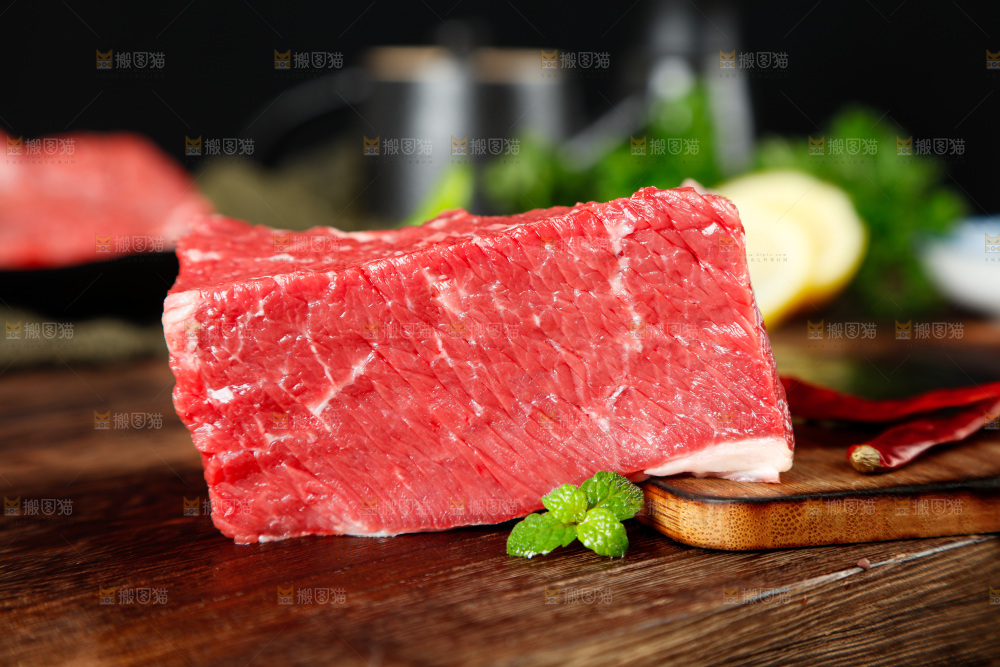 木板上放着一块鲜牛肉
