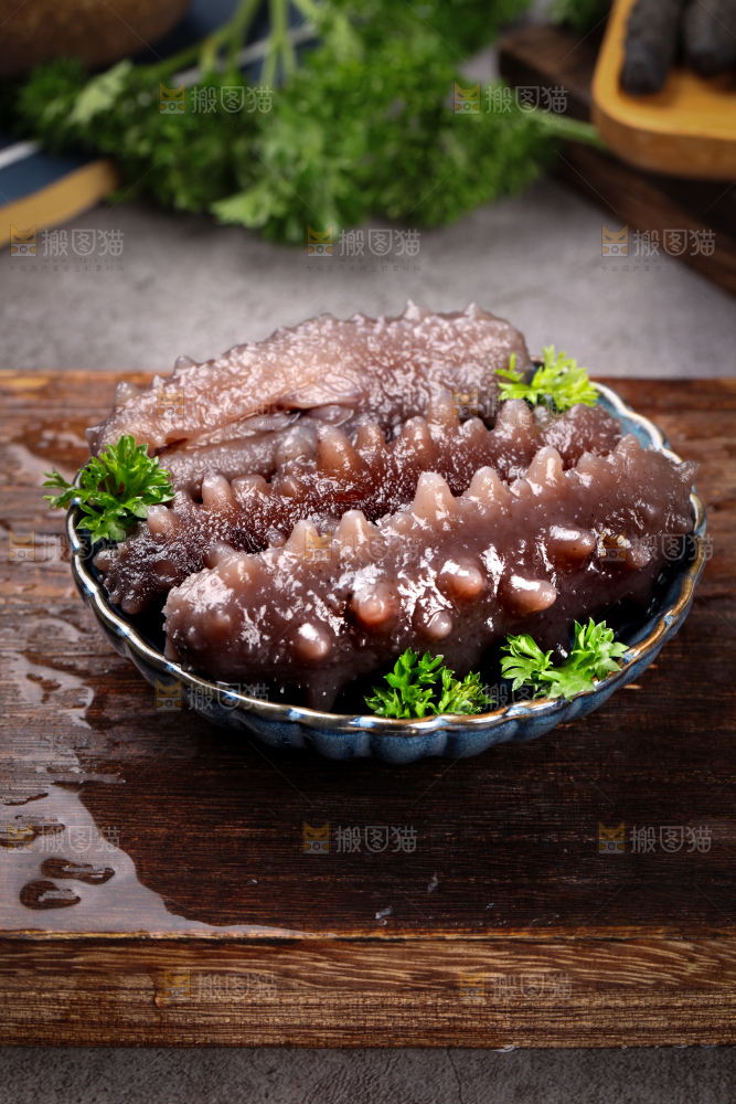 木底上放着一碟海刺参