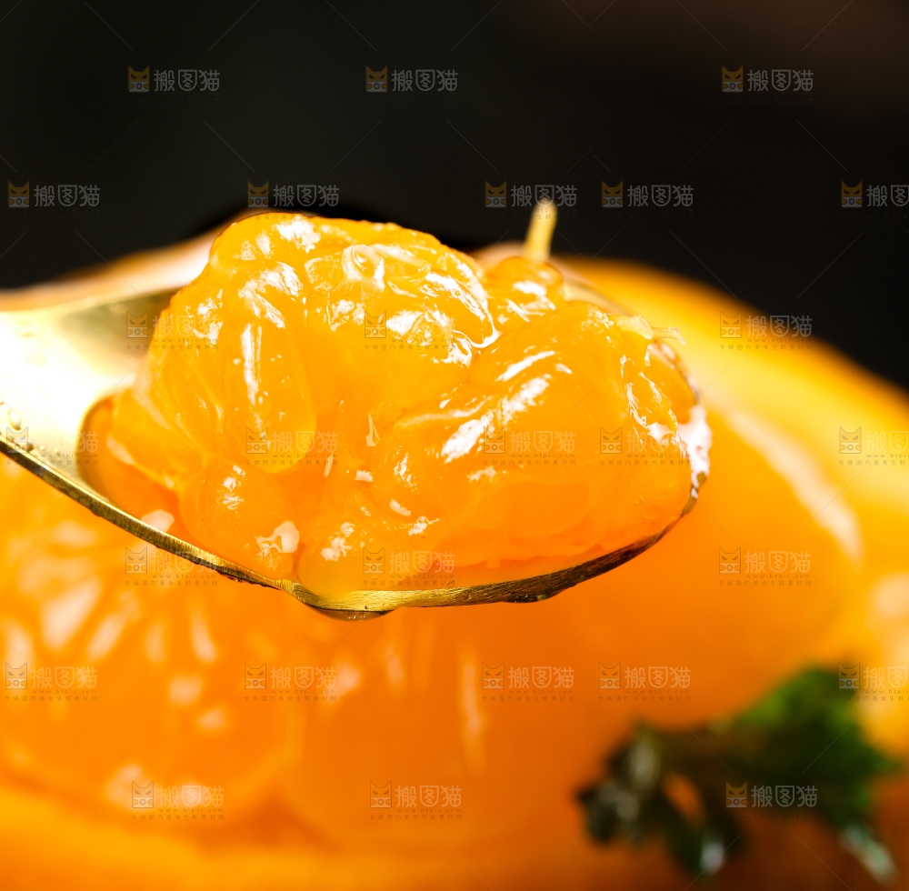 勺子里的芦柑果肉