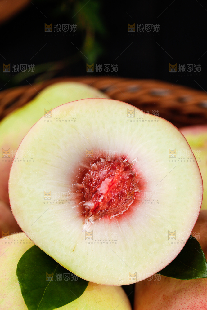 篮子里装着桃子