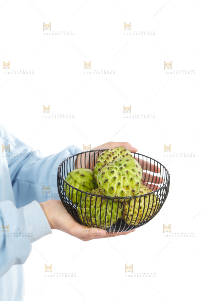 手里端着牛奶释迦果