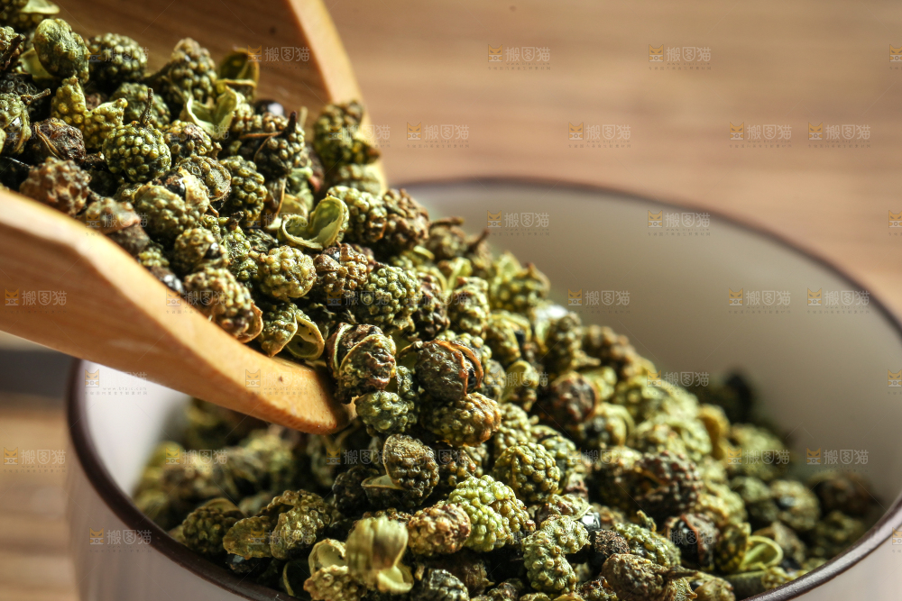 木底上摆放着藤椒