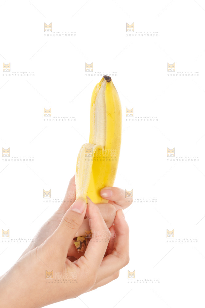 手里拿着正在剥皮的香蕉