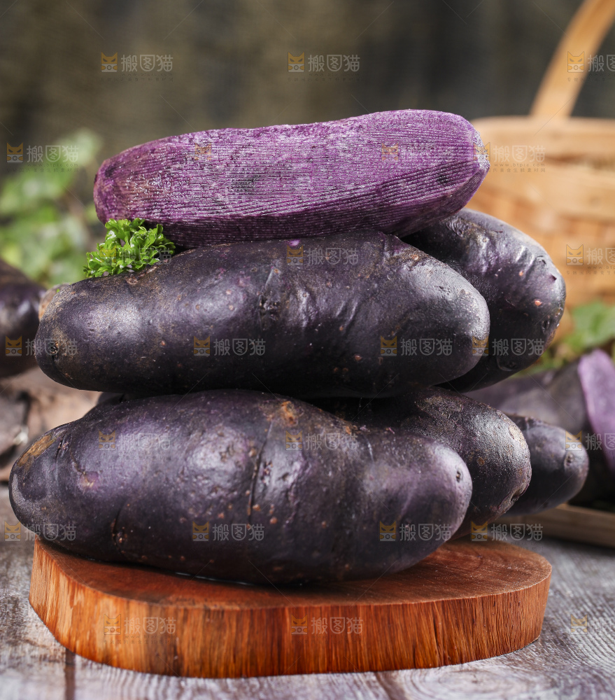 木板上的新鲜黑土豆