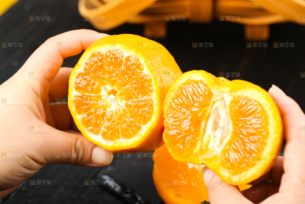 手里拿着新鲜芦柑