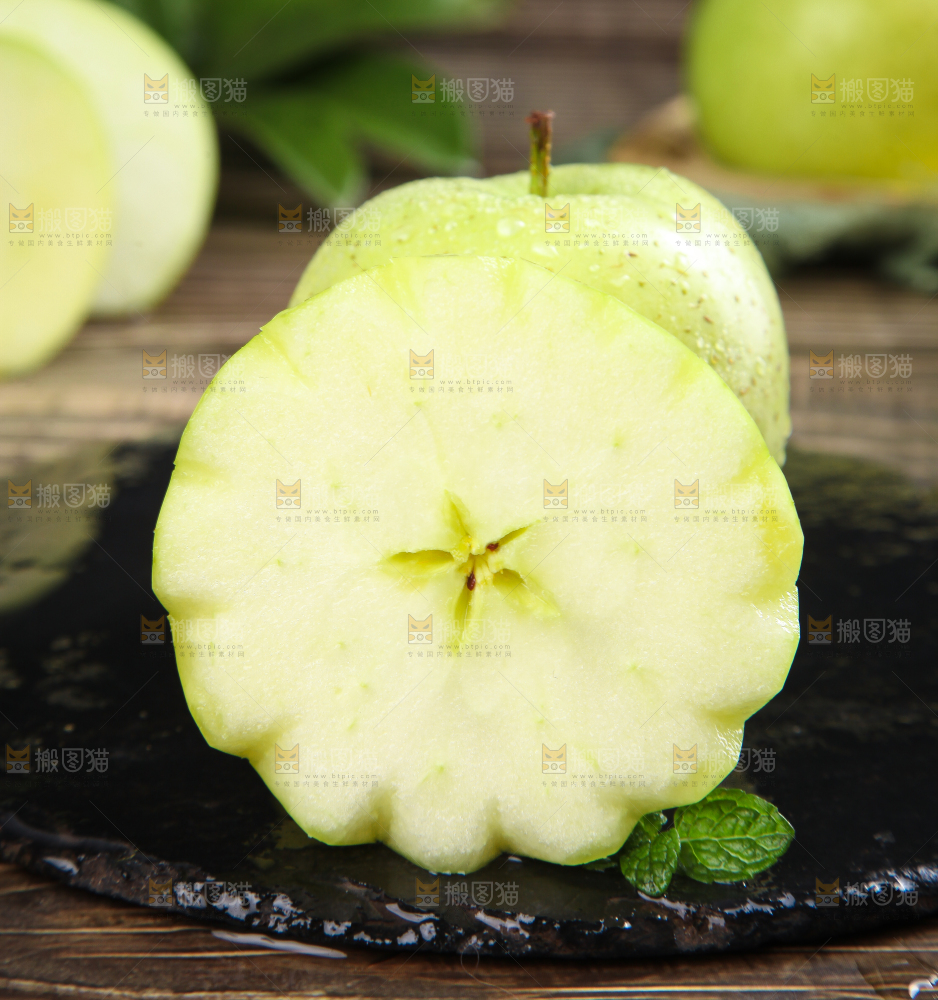 黑底上放着王林苹果