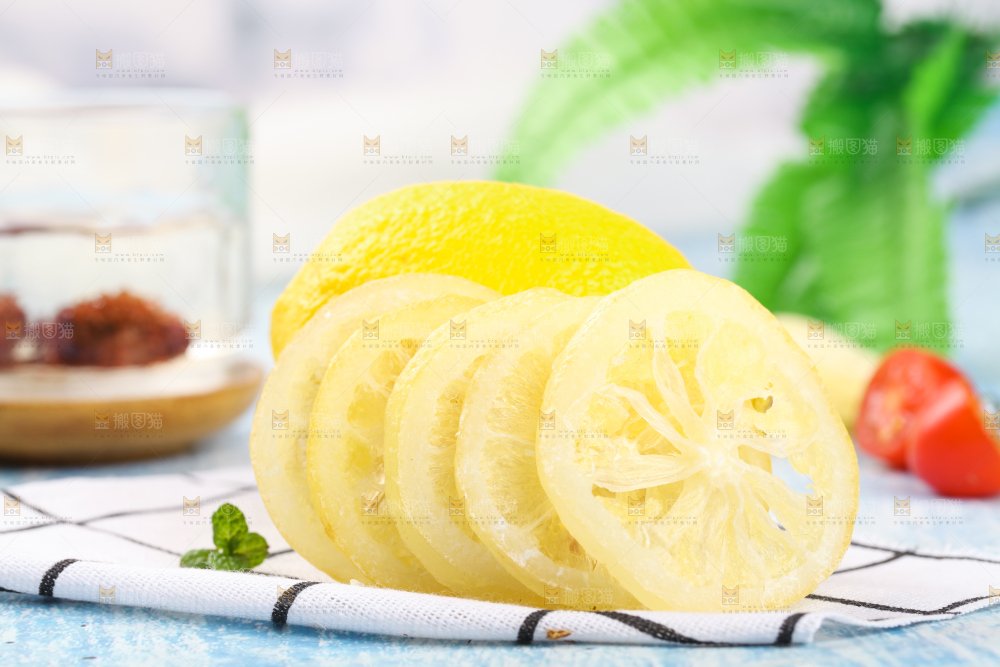 白格子底上的柠檬干片