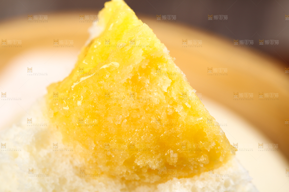 蒸笼里放着奶黄包