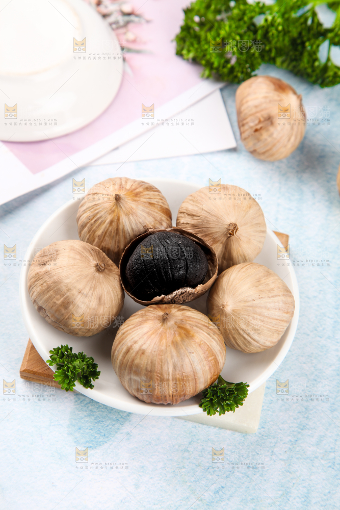 盘子里装着金乡黑蒜