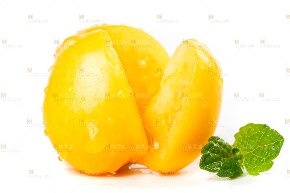 白底上摆放着姑娘果
