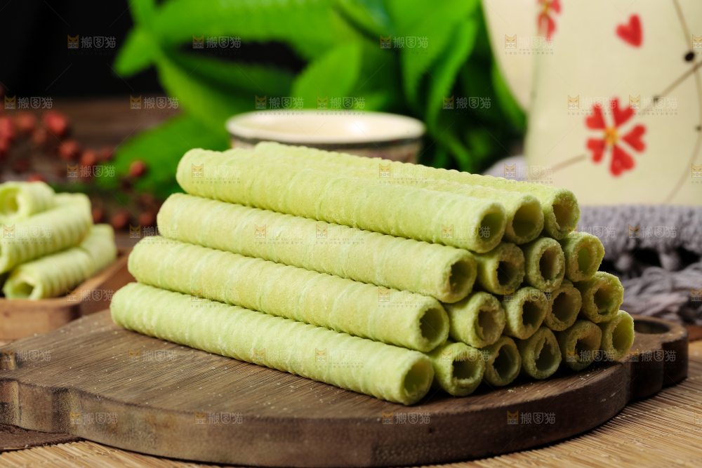 木底上放着抹茶卷