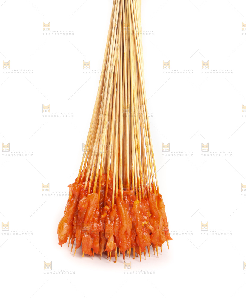 白底上放着肉串