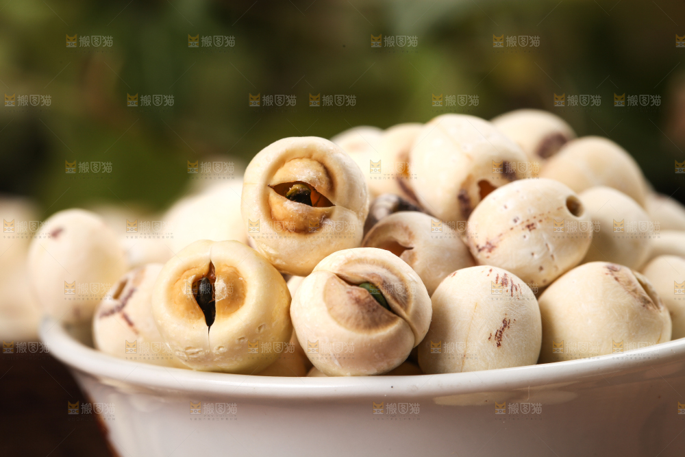 碗里装着干莲子