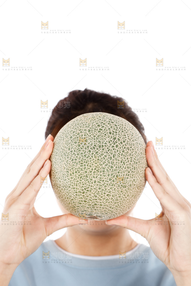 手里捧着哈蜜瓜