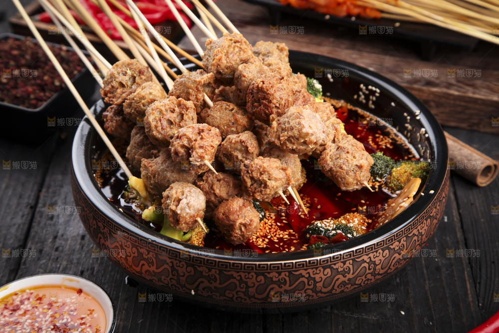 锅里放着牛肉丸串