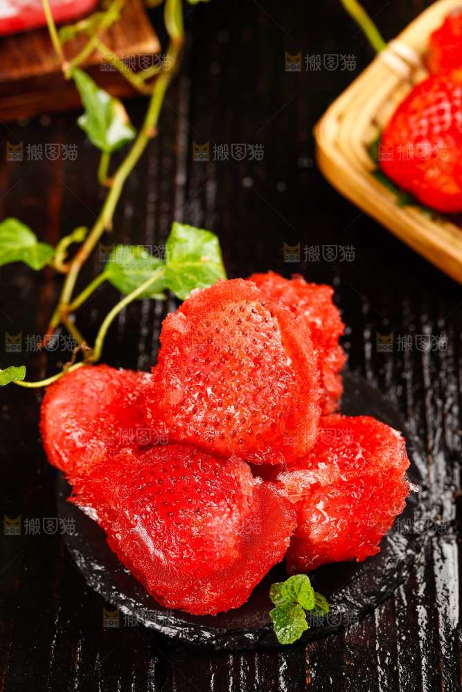 黑石板上放着冰冻草莓