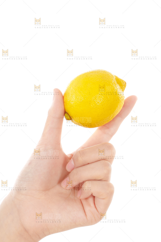 白底上手里拿着柠檬