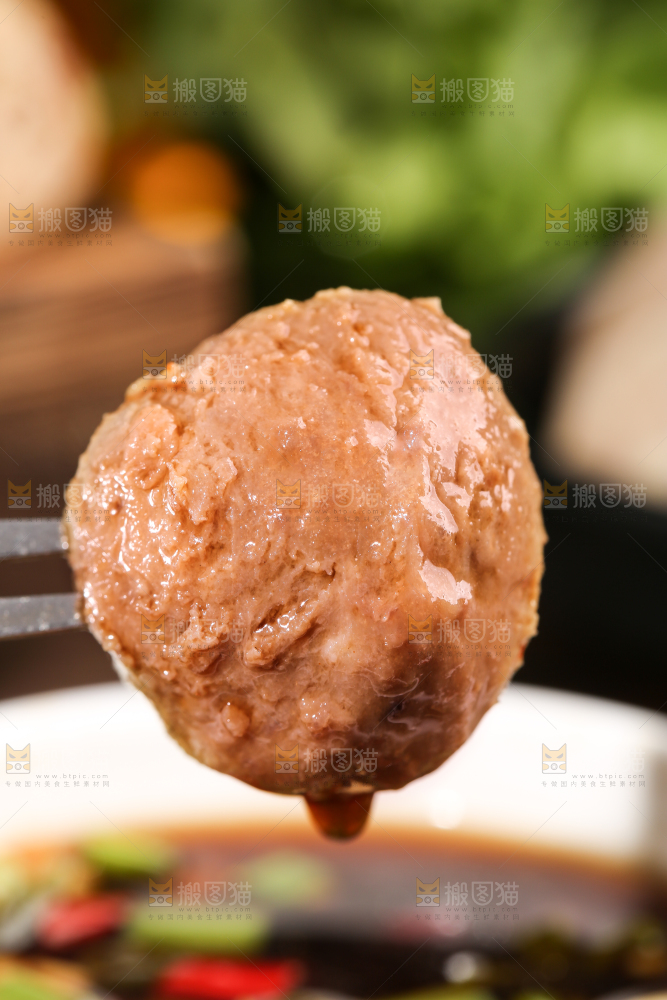 叉子叉着牛肉丸