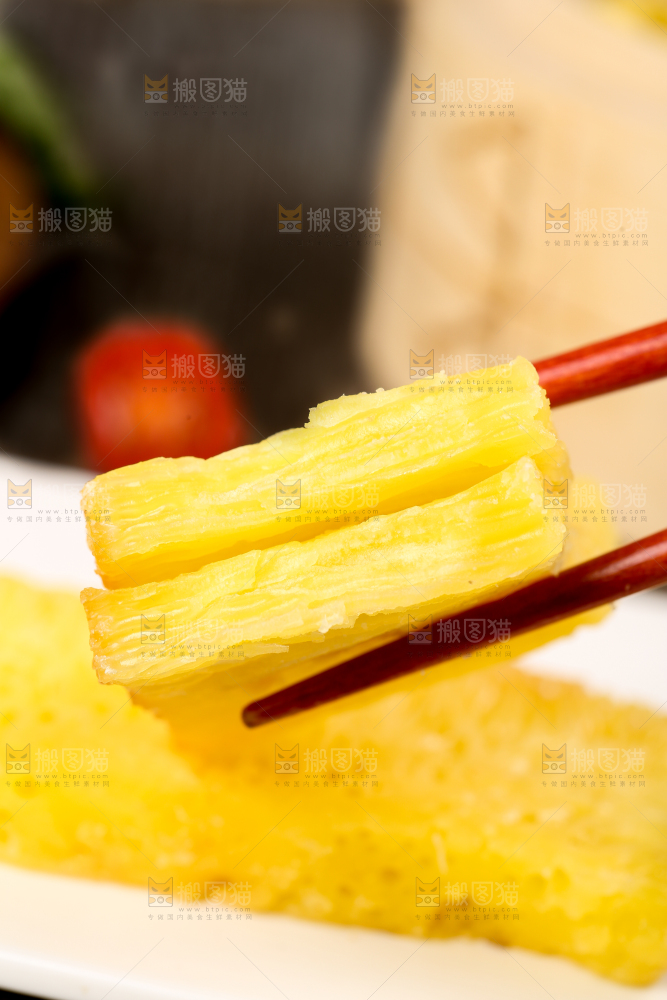 盘子里装着手工蒸糕