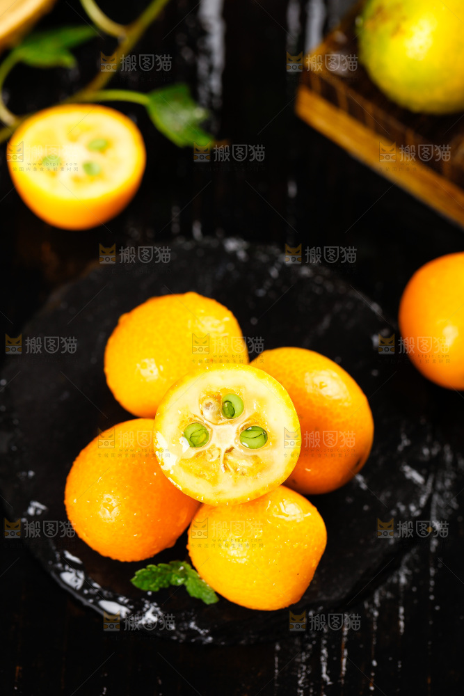 黑底上放着小金桔