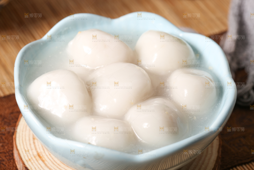 汤碗里放着汤圆