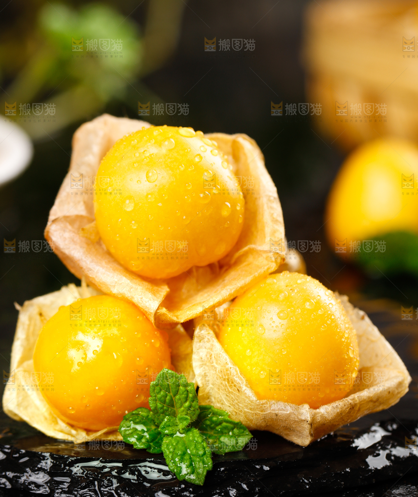黑底上放着姑娘果