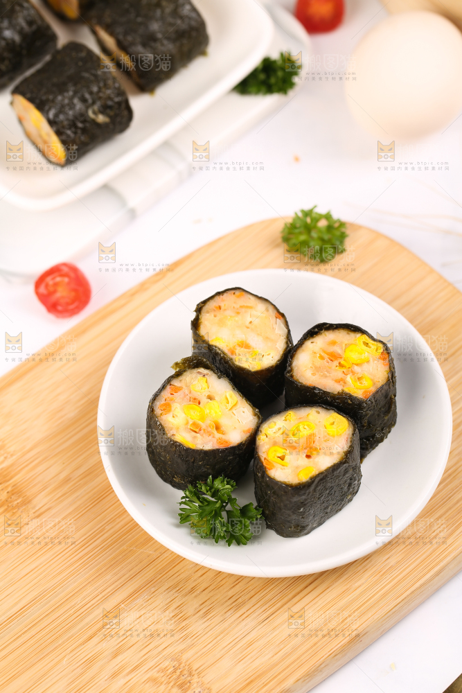 木板上的玉米紫菜卷
