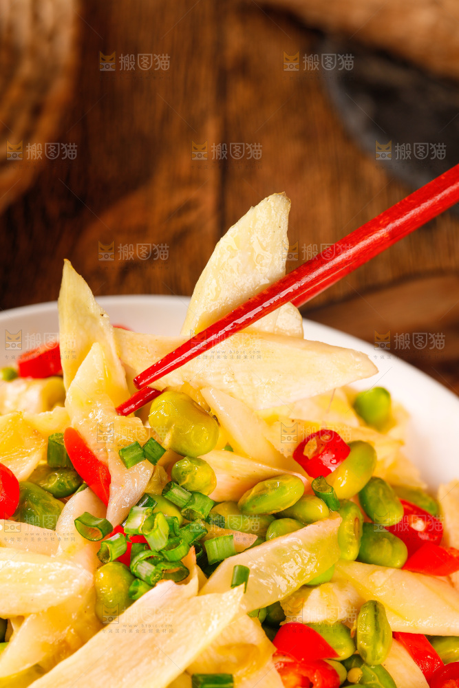 盘子里装着炒茭白
